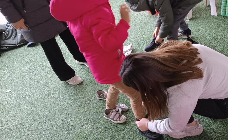 Emirdağ belediyesinden çocuklara bot ve mont  yardımı