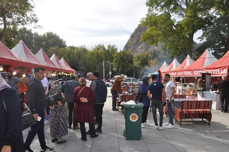 Türk Dünyası şölenine vatandaşın  ilgisi yoğun