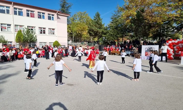 Yüksel Varlı İlkokulunda Cumhuriyetin 100. yılı coşku içinde kutlandı