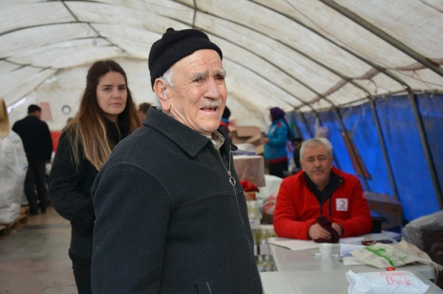 Umre parasını depremzedelere bağışladı