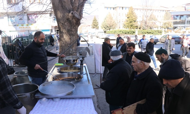 Dinar'da deprem şehitleri için Miraç kandilinde lokma ikramı