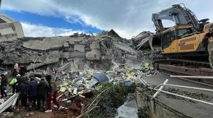 Depremde hayatını kaybedenlerin sayısı 39 bin 672'ye yükseldi. 