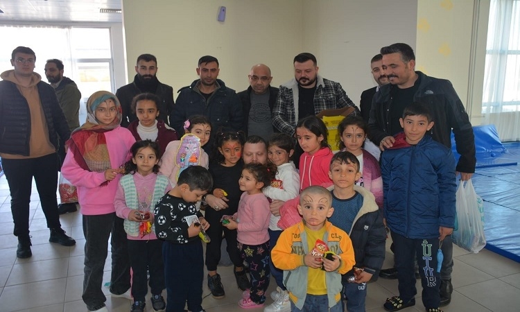 Ülkü Ocakları, depremzelerin yanında