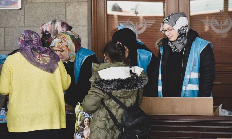 Afyon tren garında mola veren depremzedeler de unutulmadı