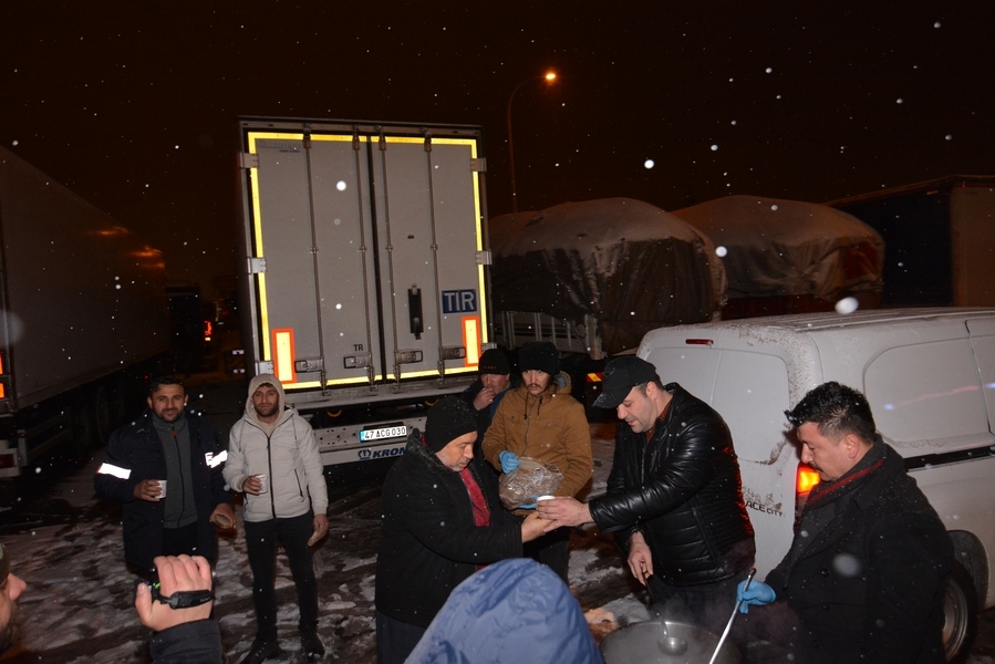 Belediyeden Yolda Kalan Misafirlere Çorba İkramı Yapıldı