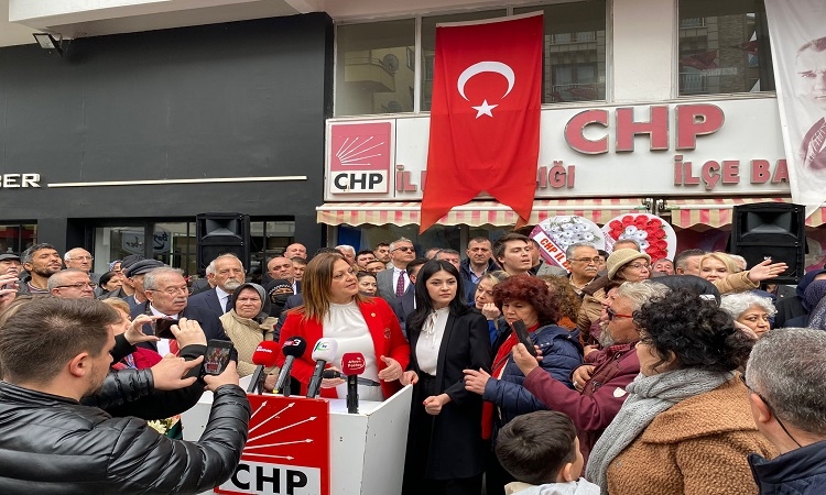 Köksal aday adaylığını, miting gibi bir kalabalığa açıkladı 