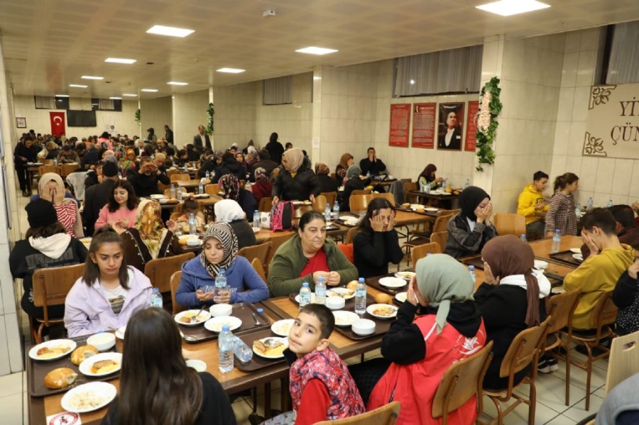 Başkan Zeybek ilk iftarını depremzedeler ile açtı