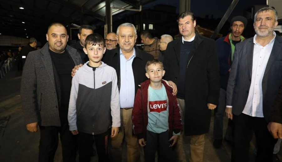 Başkan Zeybek her akşam vatandaşlarla iftar yapıyor