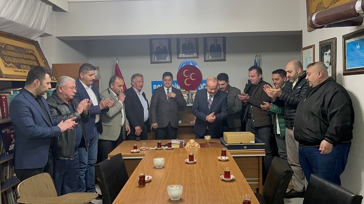 Aynacı MHP'ye geçti rozetini Taytak taktı