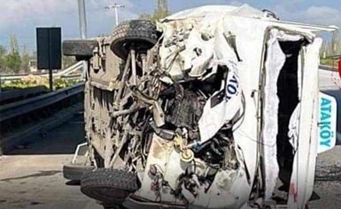 Ataköy hattına ait yolcu minibüsü kaza yaptı