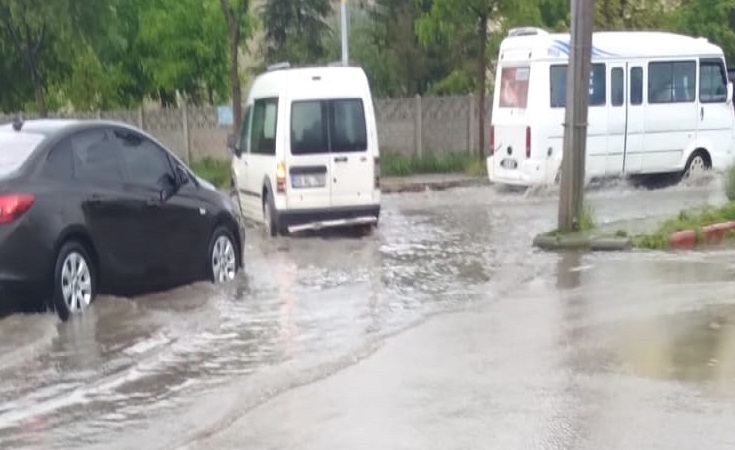 Yoğun yağan yağmur hayatı olumsuz etkiledi