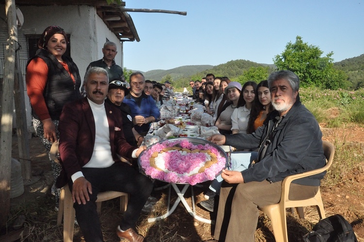 Muhtar Kan Foto safari ekibini karşıladı