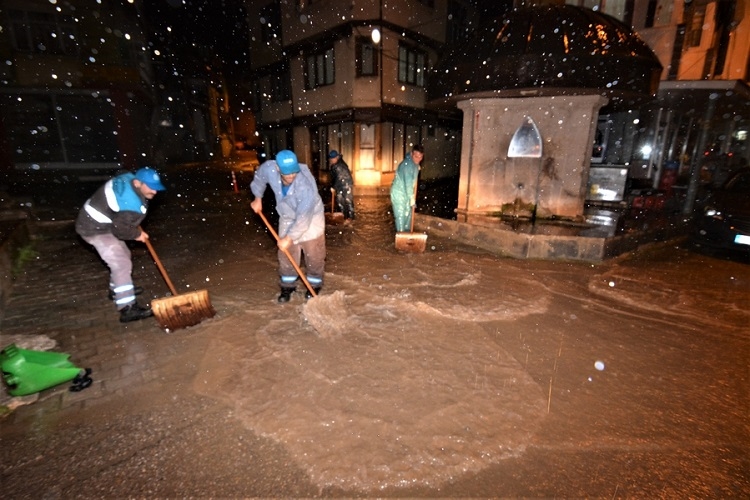 Sandıklıda Yoğun Yağış Etkili Oldu sel meydana geldi