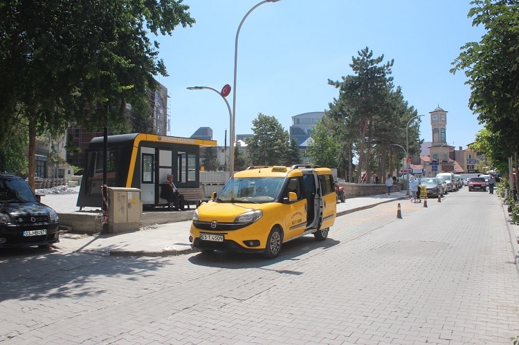 Emirdağ Belediyesi Modern Taksi Duraklarına Bir Yenisi Daha Ekledi 