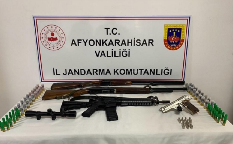 Jandarma Kemerkayada operasyon yaptı