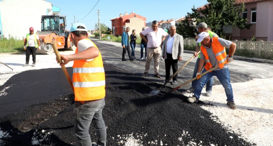 Sıcak asfalt çalışmaları sürüyor