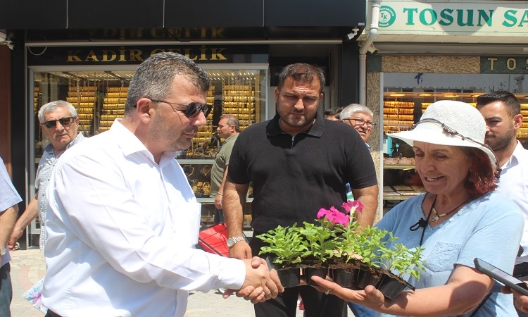 Serada yetişen çiçekler gurbetçilere takdim edildi