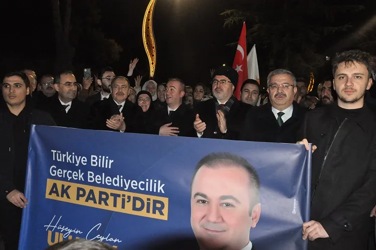 Uluçay'ı kalabalık bir grup karşıladı