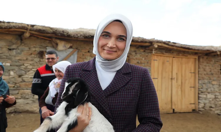 Vali Yiğitbaşı Işıklarda kuzuları sevdi