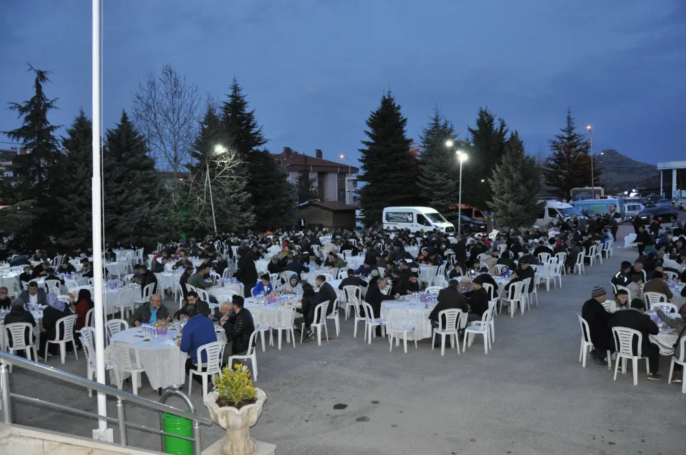 Erkmende 3 bin kişi iftar açtı