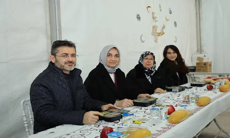 Vali Yiğitbaşı meydanda vatandaşlarla iftar yaptı