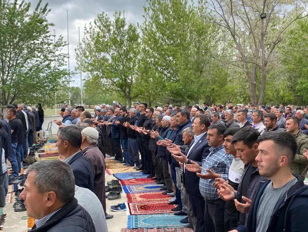 Karacaörendeki yağmur duasına yüzlerce kişi katılım sağladı