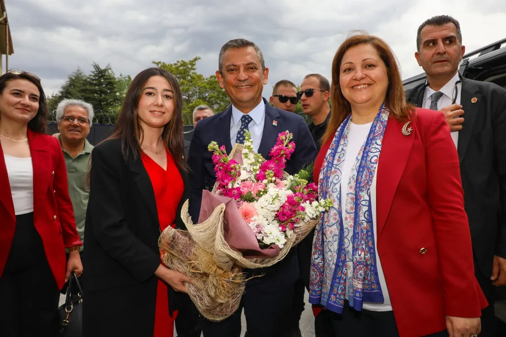 Özgür Özel çiçeklerle kaşılandı