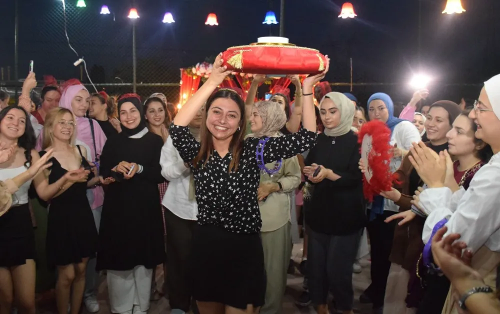 Mezuniyet kına gecesi coşkuyla kutlandı