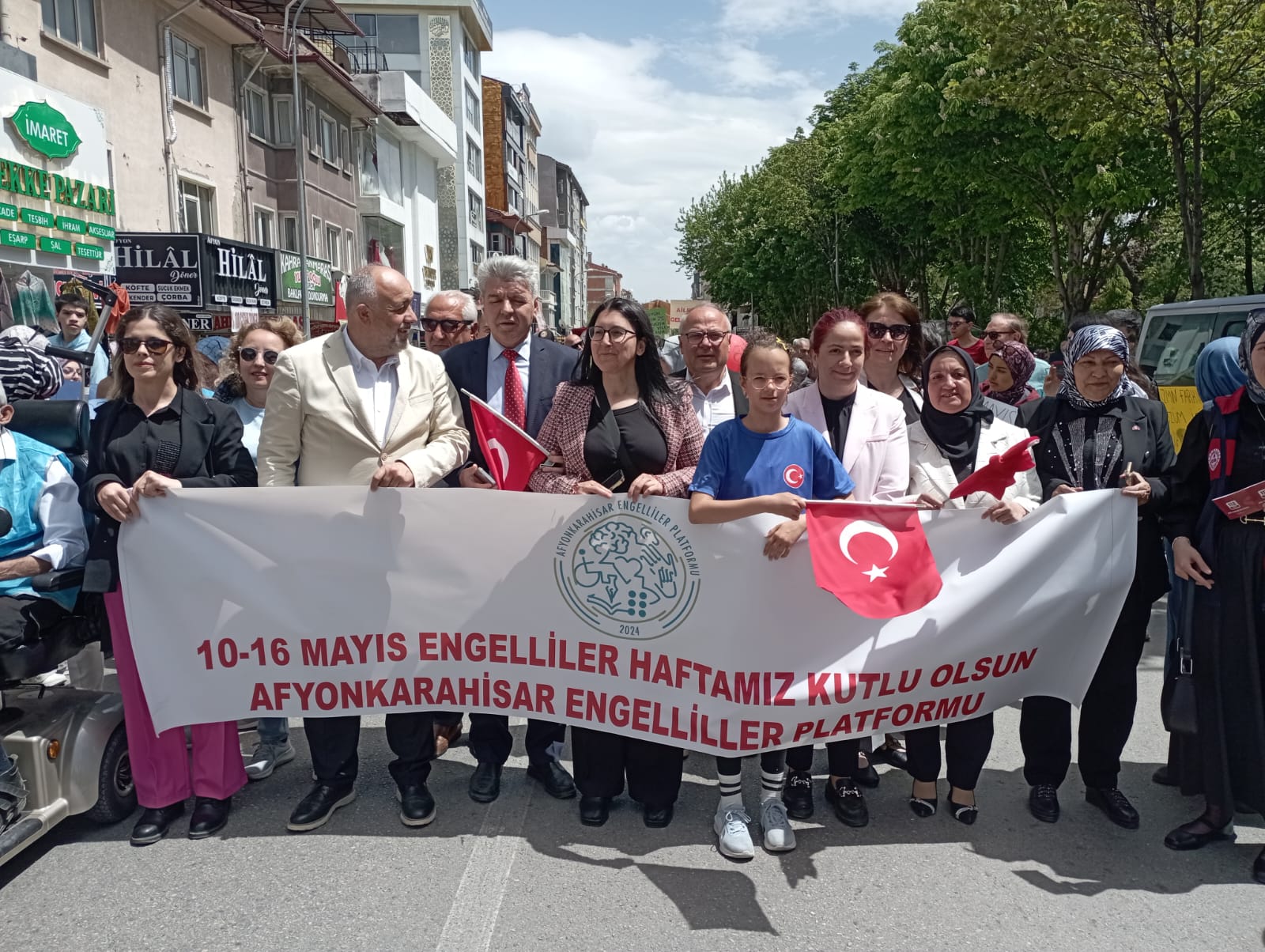 Engelli dernkleri birlikte yürüdü