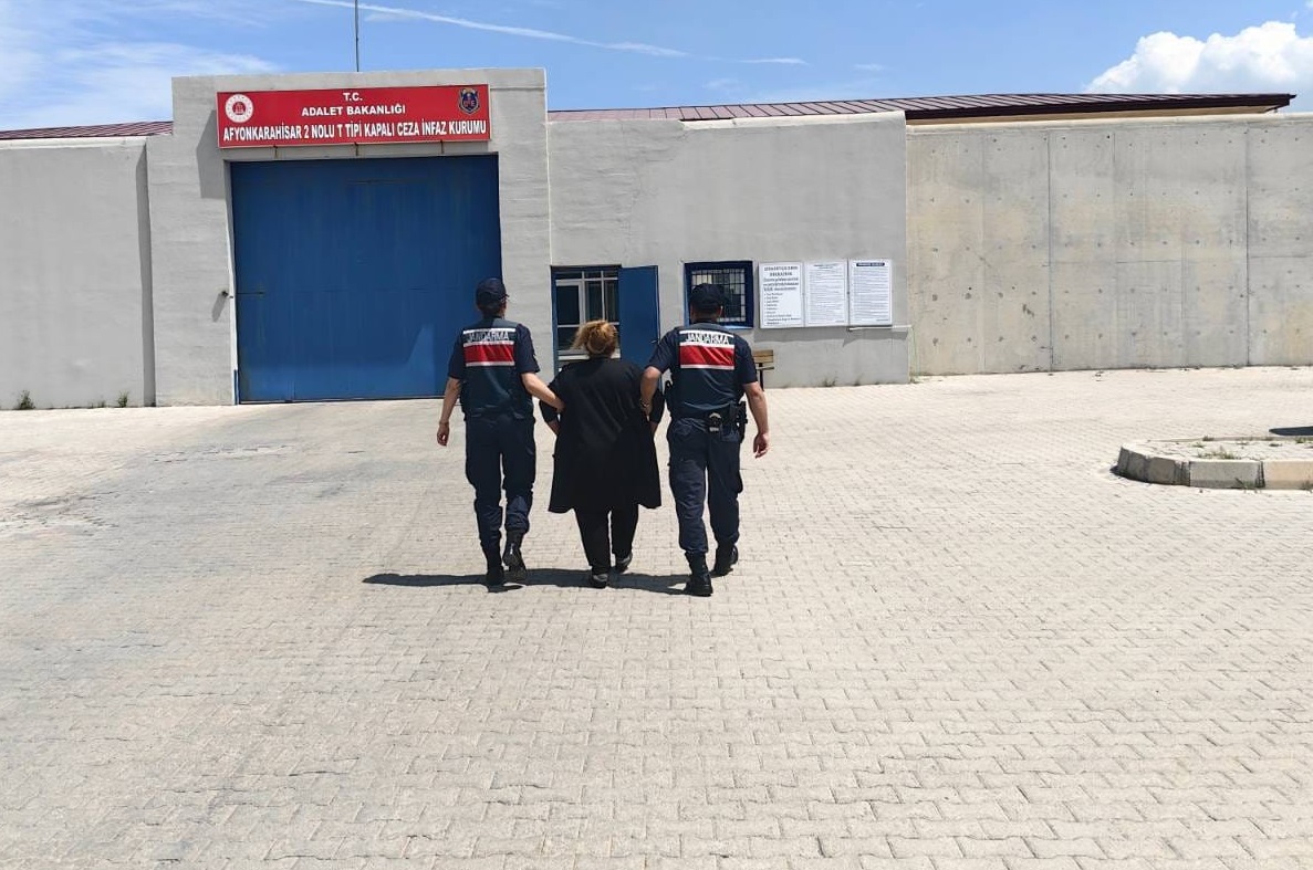 Silahlı yağma suçu işleyen kadın kızının evinde yakalandı