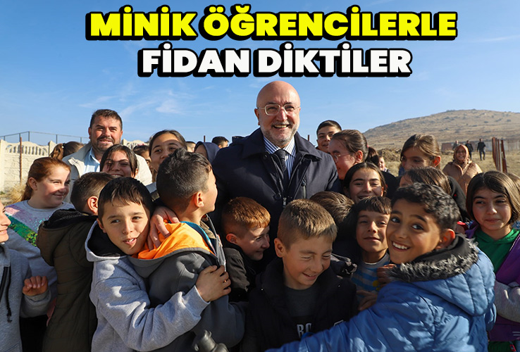 Minik öğrencilerle fidan diktiler