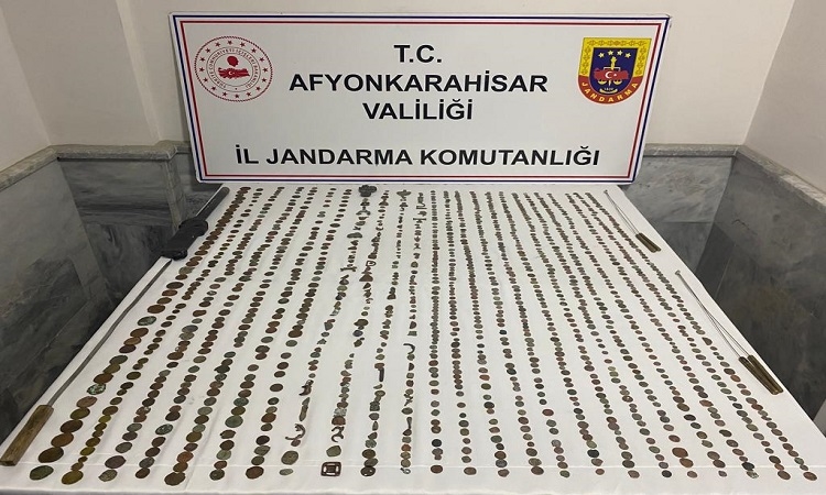 Jandarma çok sayıda tarihi eser ele geçirdi