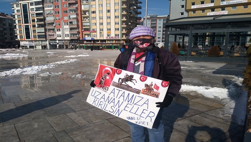 Bu pankartla tepkisini ortaya koydu