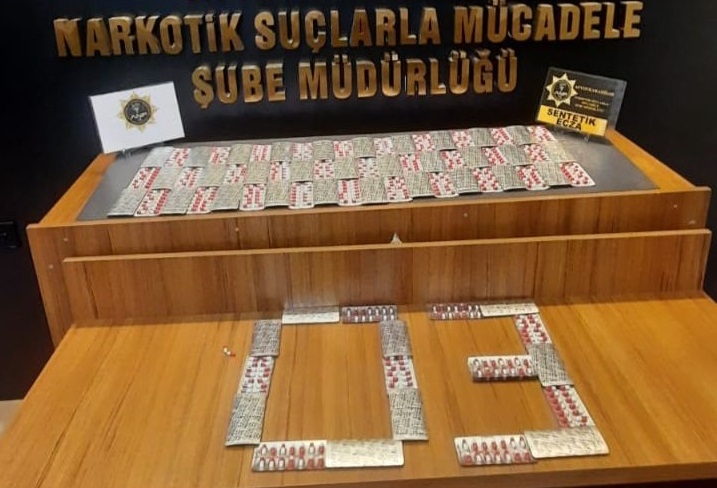 Konya yolunda yapılan uygulamada 1108 adet sentetik ecza ele geçirildi