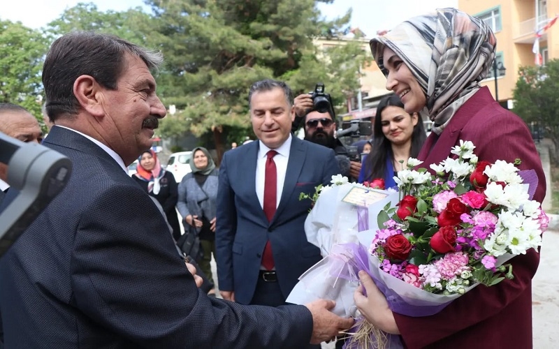 Vali Yiğitbaşı Dinarda çiçeklerle karşılandı