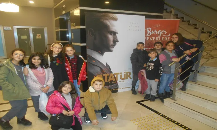 Fatih ilkokulu öğrencileri  Atatürk filminde