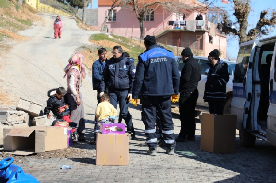 Zabıtalar deprem bölgesinde umut olmaya devam ediyor