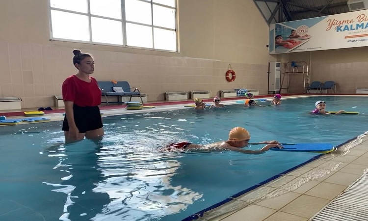 Çocuklar yüzme kursuna yoğun ilgi gösteriyor