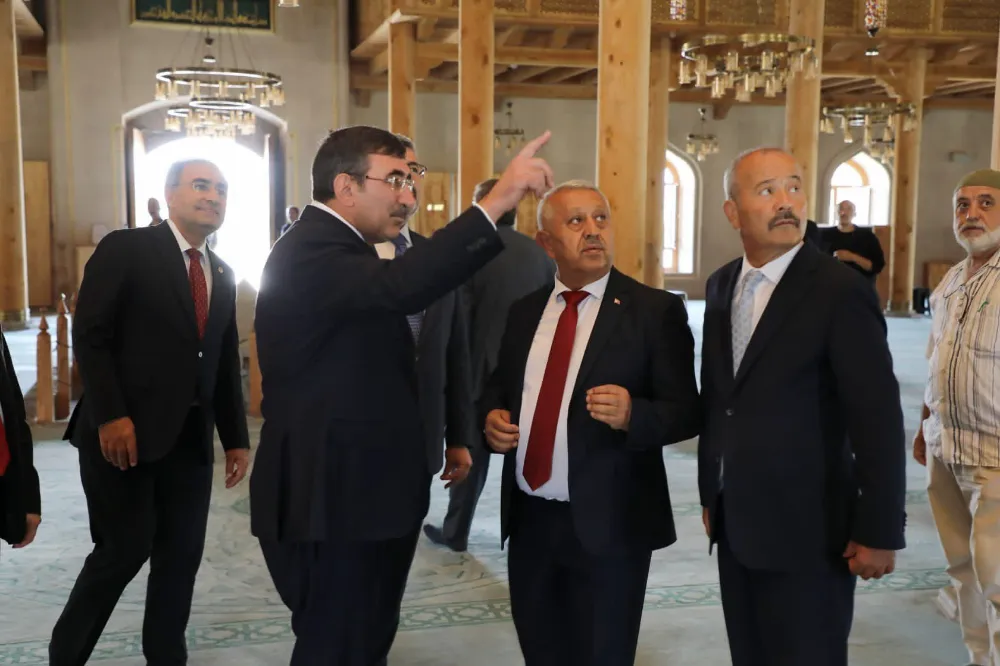 Cumhurbaşkanı Yardımcısı Yılmaz Paşa Camii ve Uzun çarşıyı inceledi