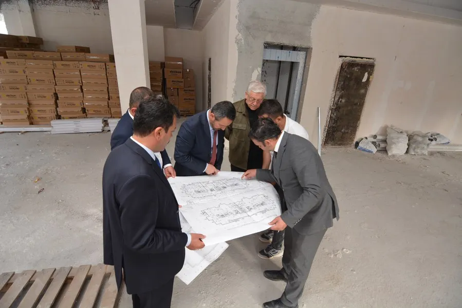 Başkan Öztaş yeni belediye binasının projesini inceledi