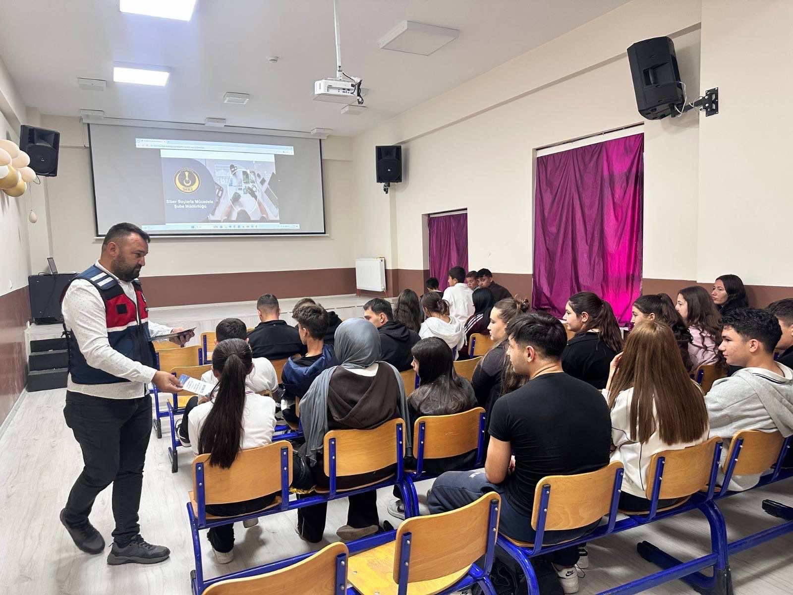 Jandarma 16 öğretmen ve 190 öğrenciye eğitim verdi