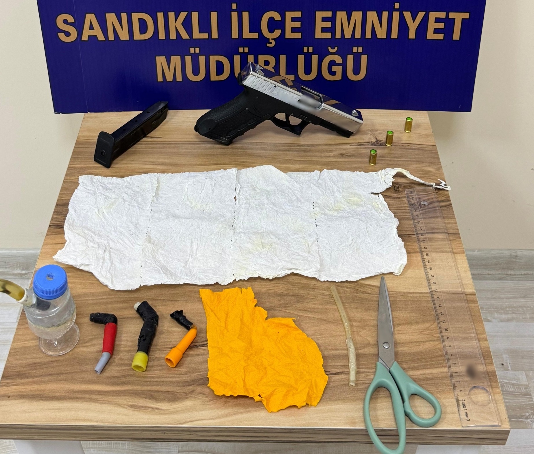 Uyuşturucu ve silah ele geçirildi
