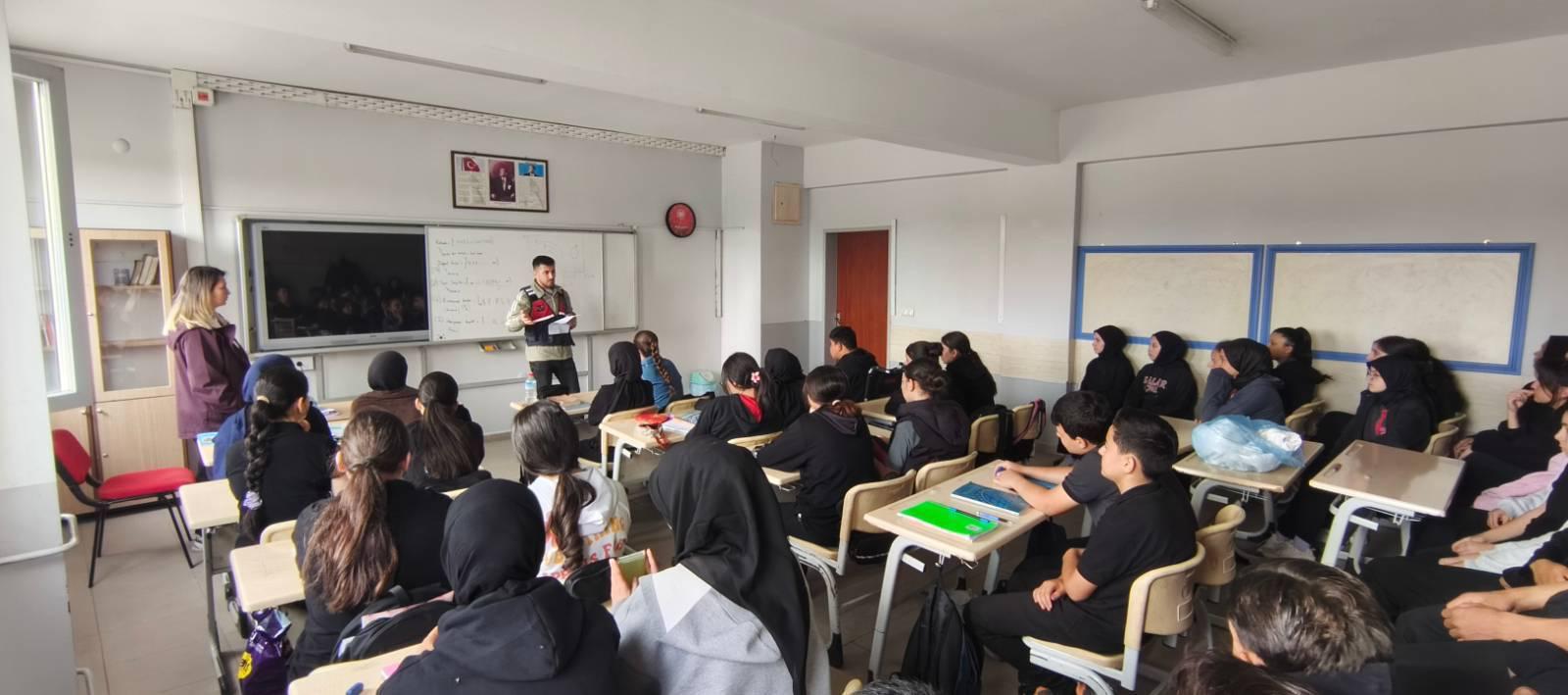 Jandarma 56 öğretmen ve 715 öğrenciye eğitim verdi