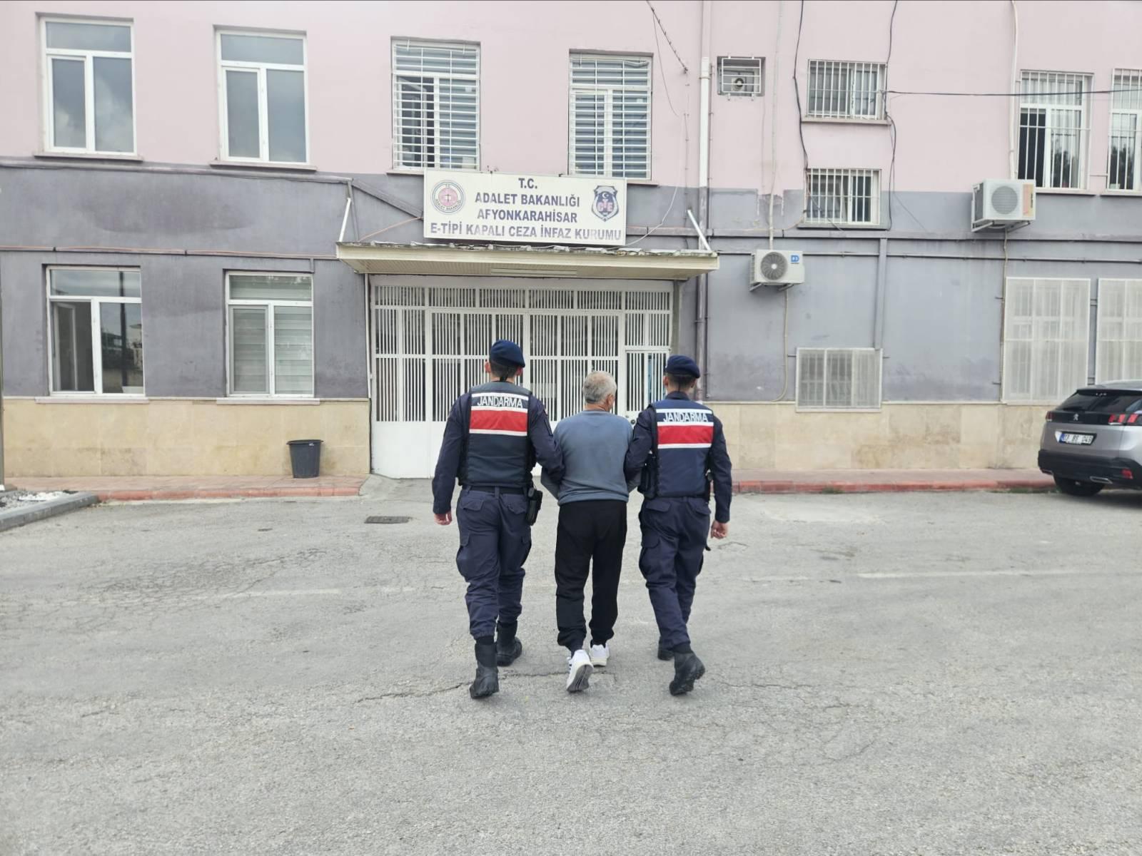 Jandarma ihsaniyede aranan şahsı yakaladı