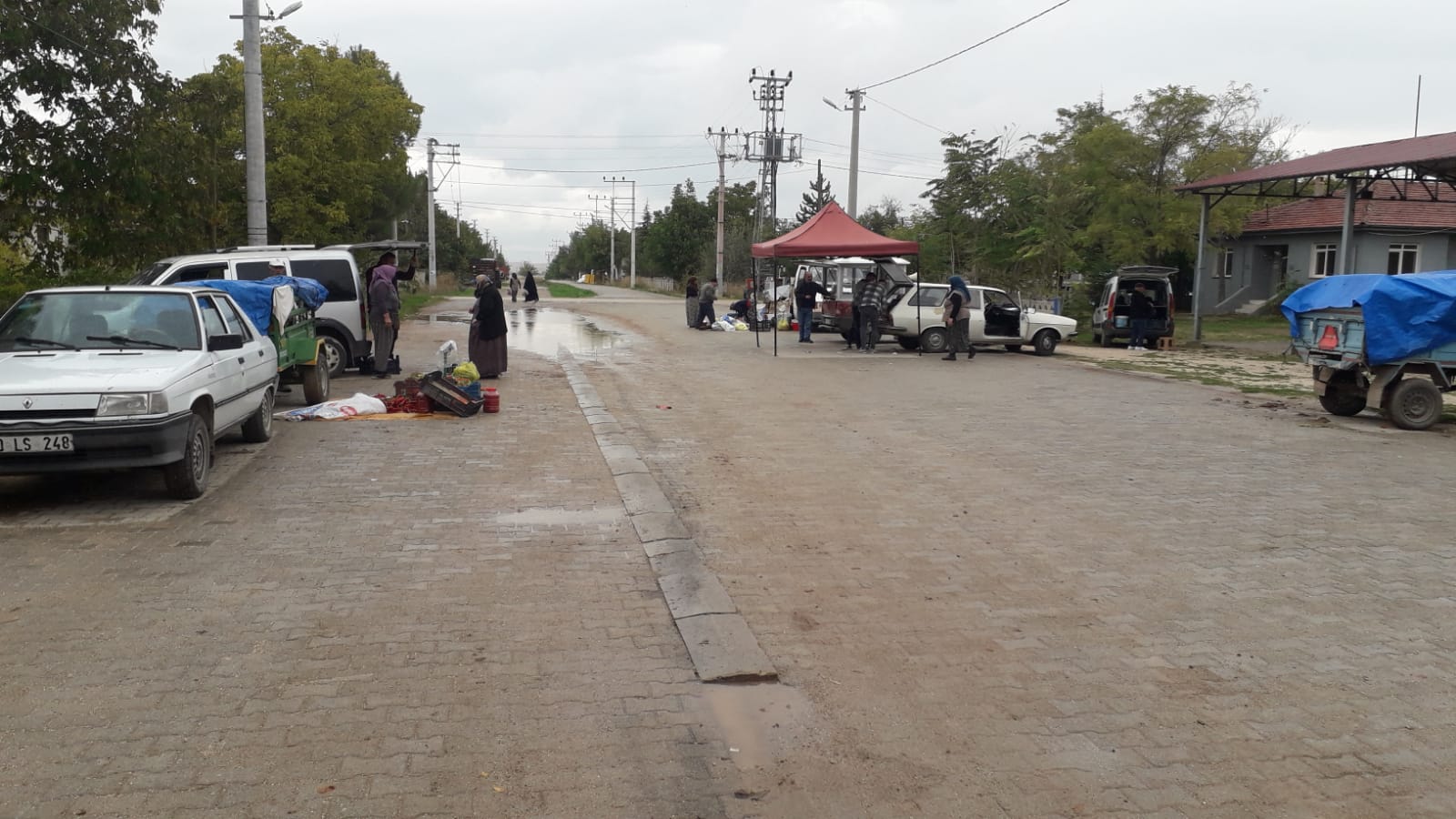Baraklı köy sakinleri her yağmurda bu çileyi yaşıyor