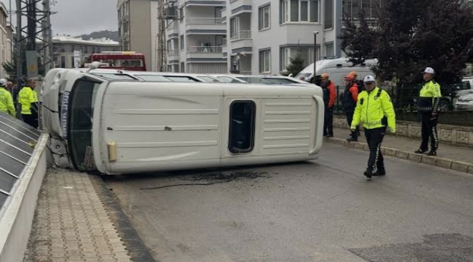 Erkmende trafik kazası 16 kişi yaralandı